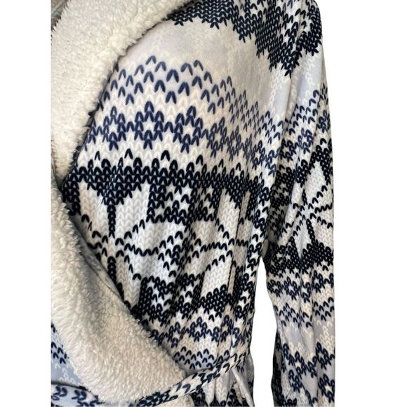 Lucky Brand Geometric Snowflake Patterned Super Soft Robe With Belt - Picture 2 of 5